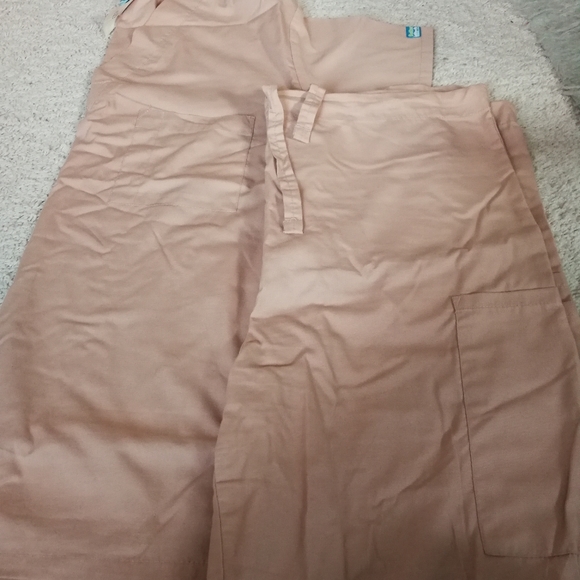 Buttersoft Women's scrub set - Picture 4 of 4